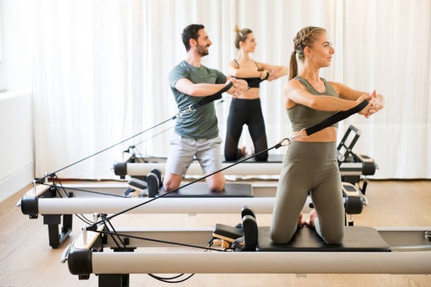 Clases de Pilates Reformer en grupos reducidos con correas